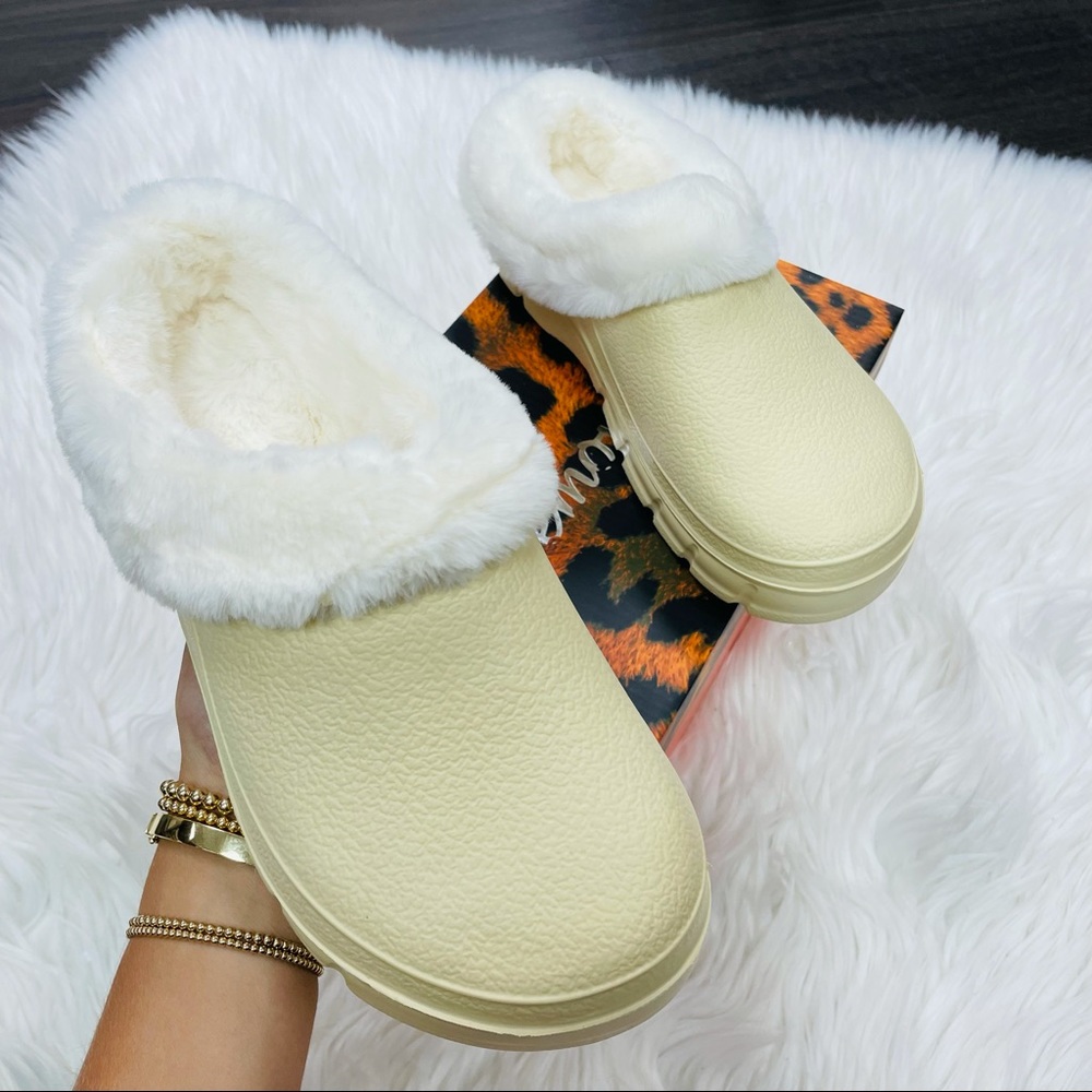Cream fur lined slip on - Picture 2 of 10